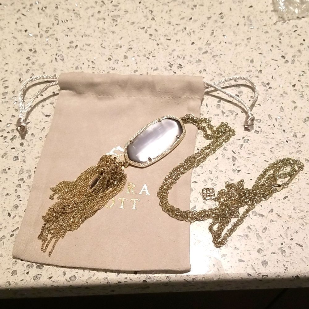 GORGEOUS KENDRA SCOTT GREY SLATE RAYNE NECKLACE SET IN 10 KARAT GOLD  !!!  NWOT!